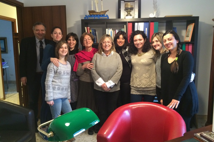 Il gruppo delle ragazze del Corso Intensivo "Autismo e Sfida Sociale" con il Presidente Palmieri, il Vice Presidente Bonici e la Prof.ssa Gravela